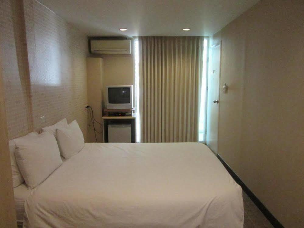 Urban House Hotel Bangkok Luaran gambar