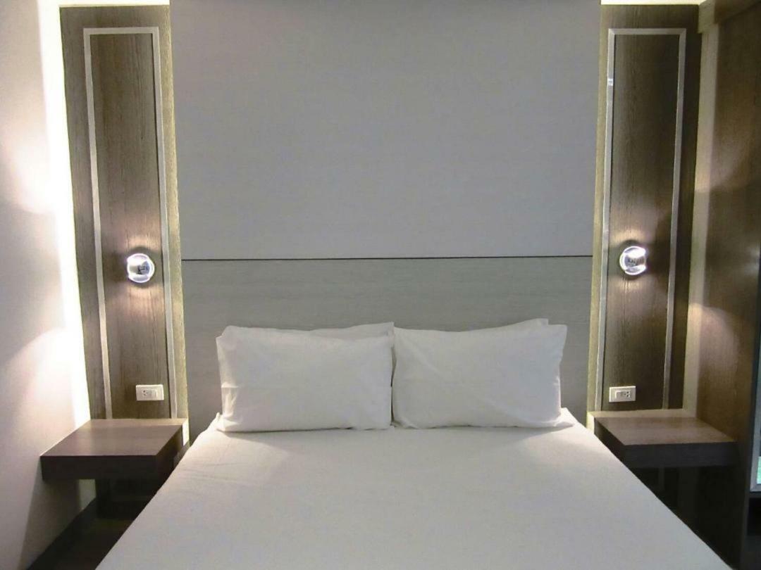 Urban House Hotel Bangkok Luaran gambar